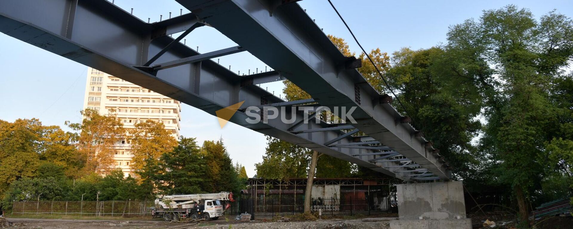 Идёт возведение нового моста, который свяжет центральную набережную Сухума с территорией бывшего санатория РВСН (ПВО) - Sputnik Аҧсны, 1920, 22.07.2025