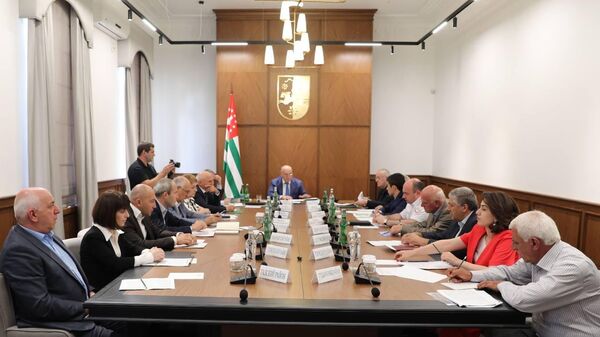 Аслан Бжания провел отчетное совещание - Sputnik Абхазия