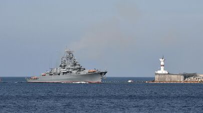 Военный корабль Черноморского флота РФ в Севастопольской бухте.