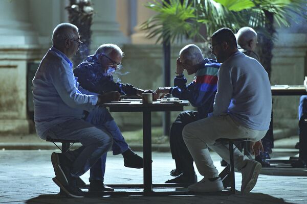 На Брехаловке картина бессменна в любое время года, и днем, и вечером, завсегдатаи играют в шахматы, домино, нарды. - Sputnik Абхазия