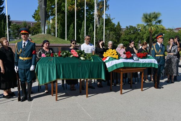 Останки двух бойцов Арсена Эфендиева и Леонида Пкин, погибших в ОВНА перезахоронили в Парке Славы - Sputnik Абхазия