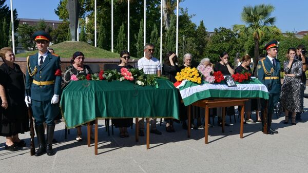 Останки двух бойцов Арсена Эфендиева и Леонида Пкин, погибших в ОВНА перезахоронили в Парке Славы - Sputnik Аҧсны