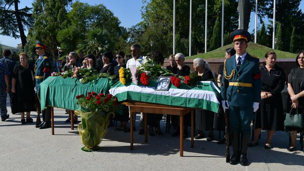 Останки двух бойцов Арсена Эфендиева и Леонида Пкин, погибших в ОВНА перезахоронили в Парке Славы - Sputnik Абхазия