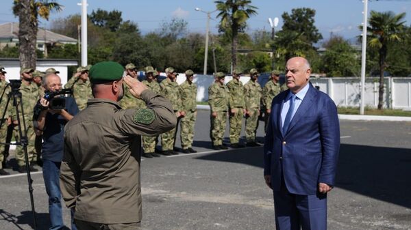Президент Абхазии поздравил сотрудников СГБ с Днем Победы - Sputnik Абхазия