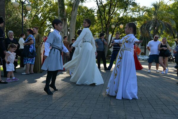 Несмотря на жару, дети с удовольствием танцевали в национальных костюмах. - Sputnik Абхазия