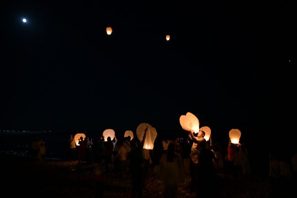Когда стемнело, в небо запустили зажженные фонарики в память о погибших защитниках Родины. - Sputnik Абхазия
