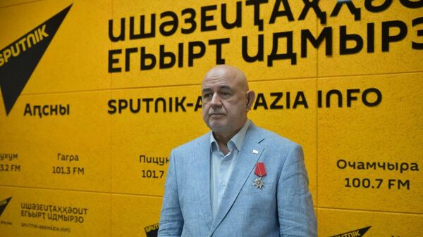 Медоев о победе народа Абхазии над Грузией: враг бежал без оглядки, лишь бы ноги унести - Sputnik Абхазия