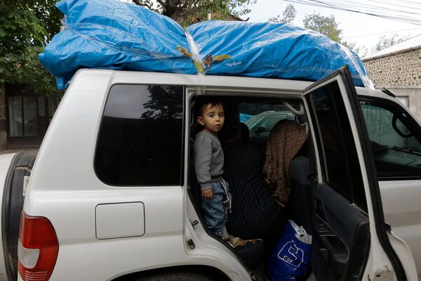 Теперь жителям Нагорного Карабаха предстоит решить – остаться в своих домах или уехать в Армению в статусе беженцев. - Sputnik Абхазия