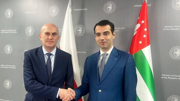 Главы МИД Абхазии и Южной Осетии Инал Ардзинба и Ахсар Джиоев провели встречу в Сухуме - Sputnik Абхазия