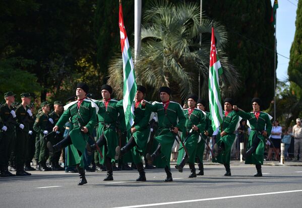 Церемония прохождения по площади Свободы с государственным флагом Абхазии. - Sputnik Абхазия