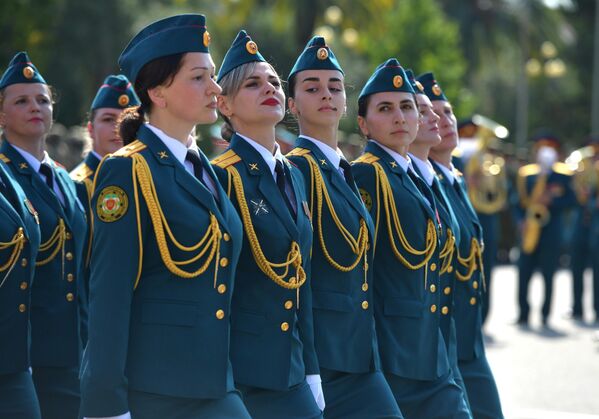 Среди военнослужащих, принявших участие в параде Победы, были также представительницы прекрасной половины человечества. - Sputnik Абхазия