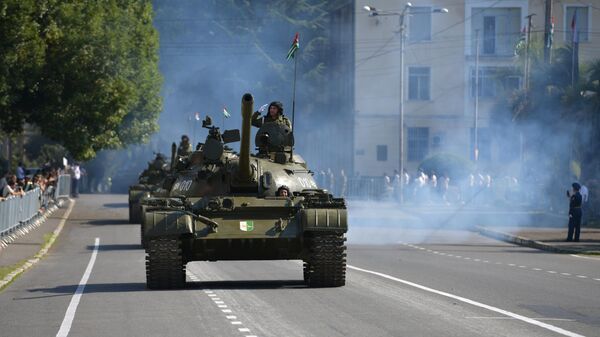 Военный парад на площади Свободы в Сухуме  - Sputnik Абхазия