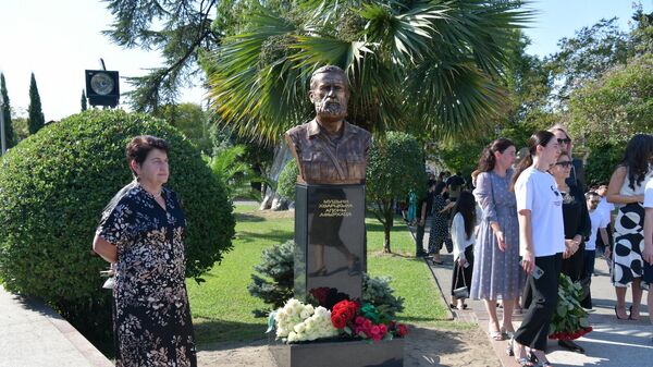 В парке Славы в Сухуме состоялось открытие бюстов Владимира Аршба и Мушни Хварцкия - Sputnik Абхазия