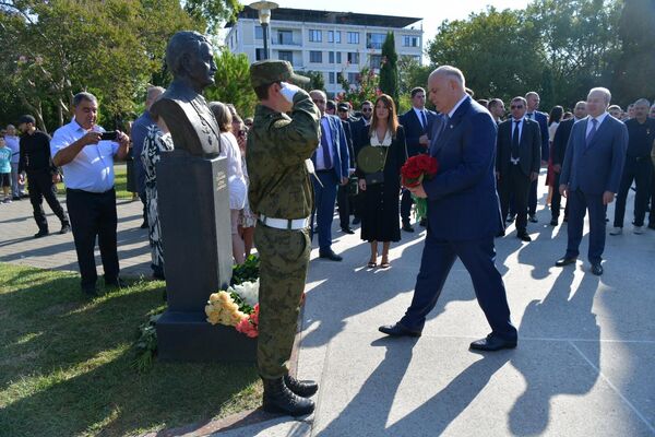 Возложение цветов в парке Славы - Sputnik Абхазия