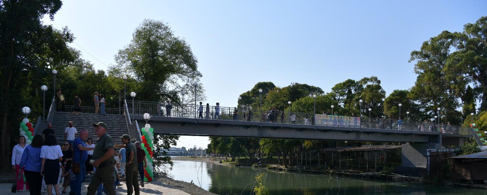 Мост через реку Басла, связывающий набережную Махаджиров с санаториями МВО и ПВО, открыли в Сухуме.  - Sputnik Аҧсны, 1920, 19.02.2026