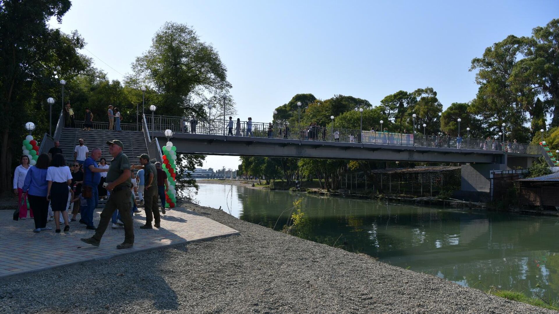 Мост через реку Басла, связывающий набережную Махаджиров с санаториями МВО и ПВО, открыли в Сухуме. Мост через реку Басла, связывающий набережную Махаджиров с санаториями МВО и ПВО, открыли в Сухуме. - Sputnik Аҧсны, 1920, 19.02.2026