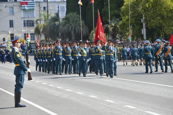 Пешие колонны прошли по площади Свободы во время парада Победы. - Sputnik Абхазия