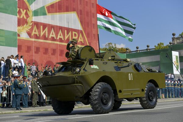 В Параде участвовали, в том числе, боевые машины пехоты, танки, артиллерия, радиолокационные установки, установки &quot;Град&quot;. - Sputnik Абхазия