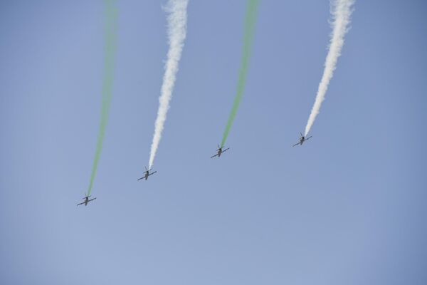 Над площадью Свободы пролетели истребители Л-39, оставляя на небе полосы в цветах флага Абхазии. - Sputnik Абхазия