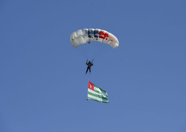 Парашютисты совершили прыжок с высоты 1500 метров с флагами Абхазии и России. - Sputnik Абхазия