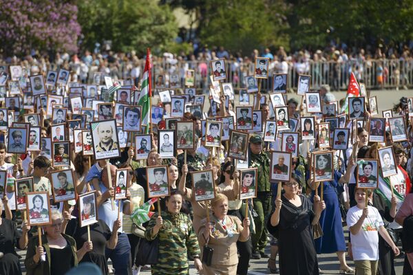 Участники акции &quot;Бессмертный полк&quot; прошли с фотографиями погибших в войне с Грузией защитников Абхазии. - Sputnik Абхазия