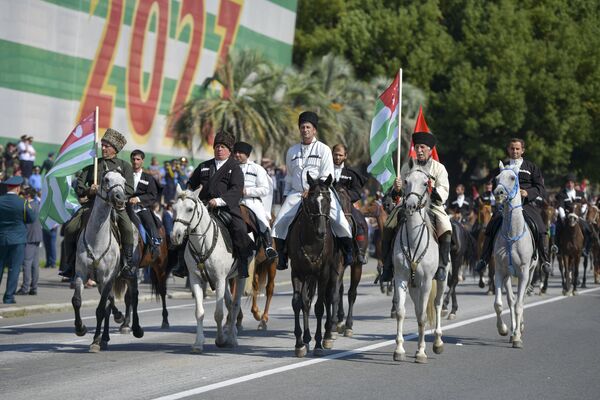 Завершили праздничный парад конники Федерации Абхазии конного спорта. - Sputnik Абхазия