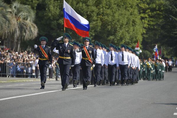 Военный парад на площади Свободы в Сухуме - Sputnik Абхазия