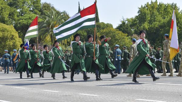 Военный парад на площади Свободы в Сухуме - Sputnik Аҧсны
