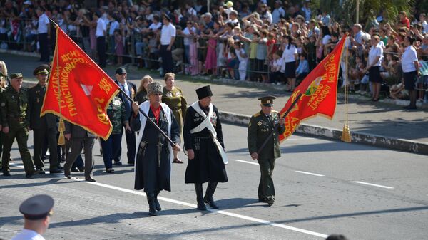 Град, Циклон и авиация: военный парад Победы над Грузией прошел в Сухуме - Sputnik Абхазия