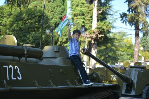Праздничное настроение гостей и жителей столицы в честь празднование дня Победы Абхазии - Sputnik Абхазия