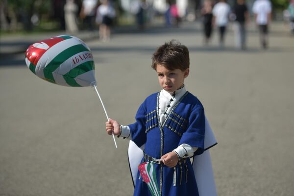Праздничное настроение гостей и жителей столицы в честь празднование дня Победы Абхазии - Sputnik Абхазия