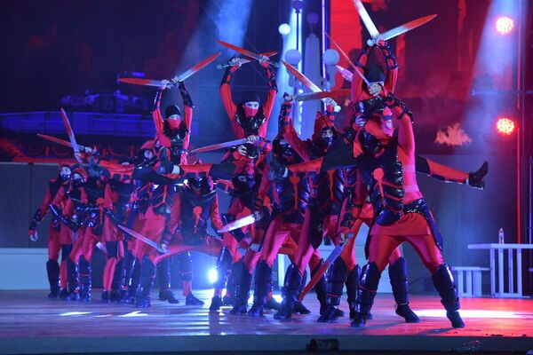 На сцену с кинжалами, в красных одеяниях и черных масках вышли танцоры, они олицетворяли армию Грузии. - Sputnik Абхазия