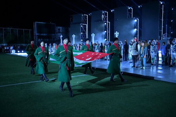 Шоу окончилось поднятием абхазского флага. - Sputnik Абхазия