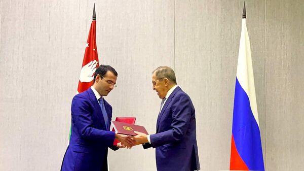 Главы МИД Абхазии и России подписали совместный План консультаций  - Sputnik Абхазия