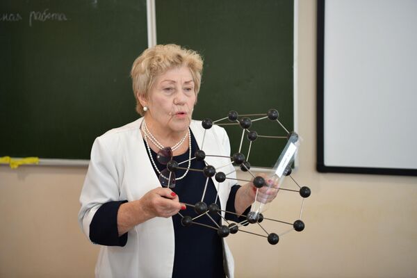 Учитель физики Людмила Дорофеева - Sputnik Абхазия