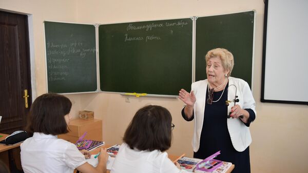 Рифмы о формулах: педагог в Абхазии учит физике в стихах - Sputnik Абхазия