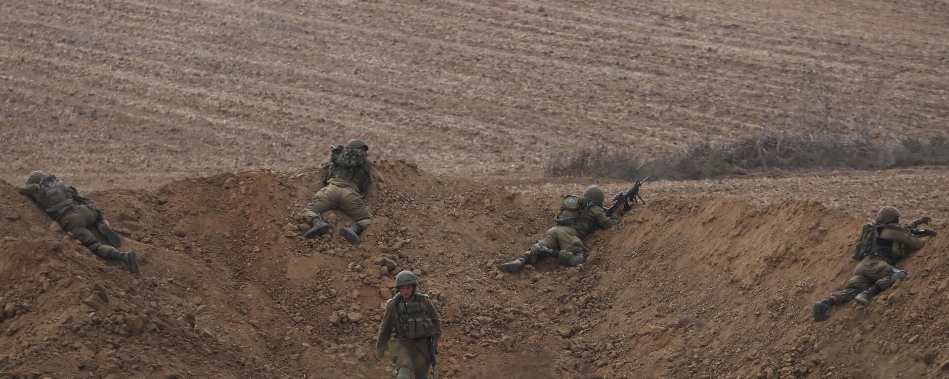 Израильские солдаты занимают позиции возле израильской границы  - Sputnik Аҧсны, 1920, 10.10.2023