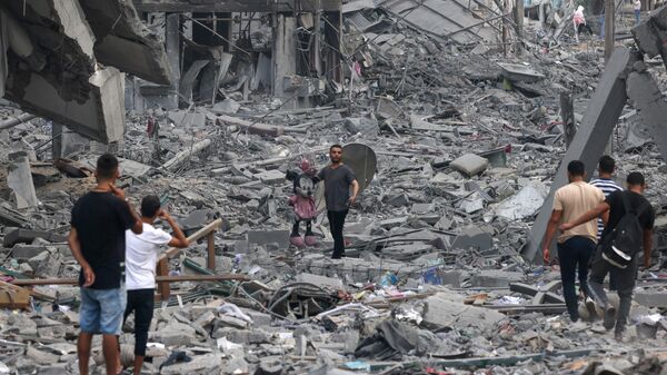 Палестинцы осматривают разрушения в результате израильских авиаударов в районе Аль-Рималь - Sputnik Абхазия