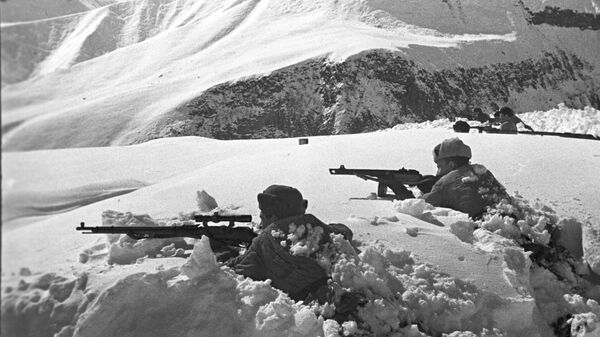 Бойцы горно-стрелковой дивизии обороняют один из кавказских перевалов - Sputnik Абхазия