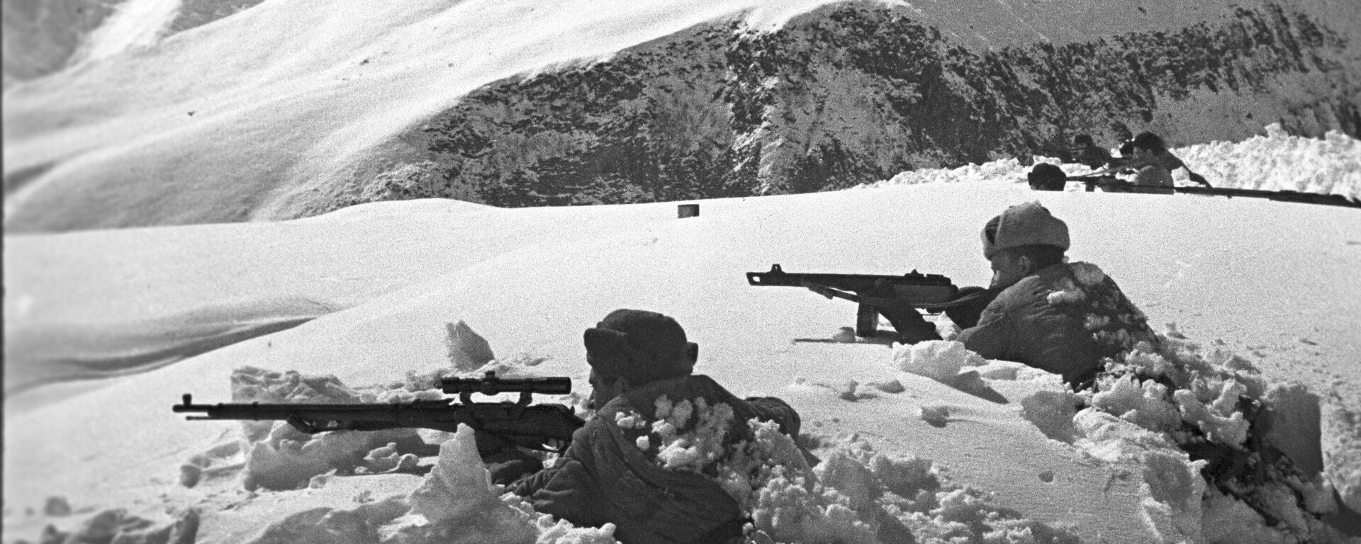 Бойцы горно-стрелковой дивизии обороняют один из кавказских перевалов - Sputnik Абхазия, 1920, 09.10.2023