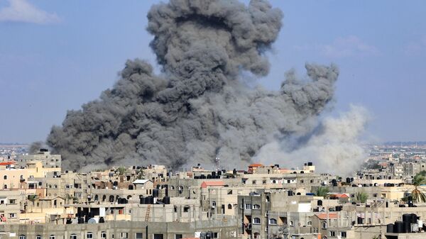 Клубы дыма во время авиаудара Израиля по Рафаху на юге сектора Газа, 11 октября 2023 года. Израиль объявил войну Хамасу. - Sputnik Абхазия