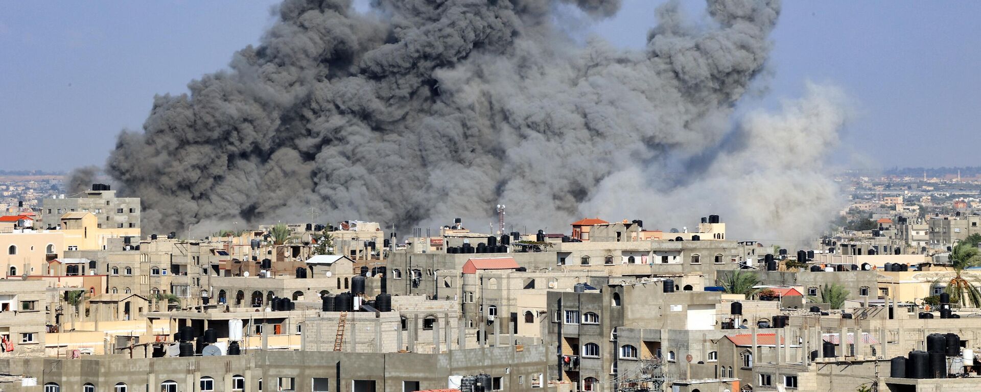 Клубы дыма во время авиаудара Израиля по Рафаху на юге сектора Газа, 11 октября 2023 года. Израиль объявил войну Хамасу. - Sputnik Абхазия, 1920, 05.11.2023