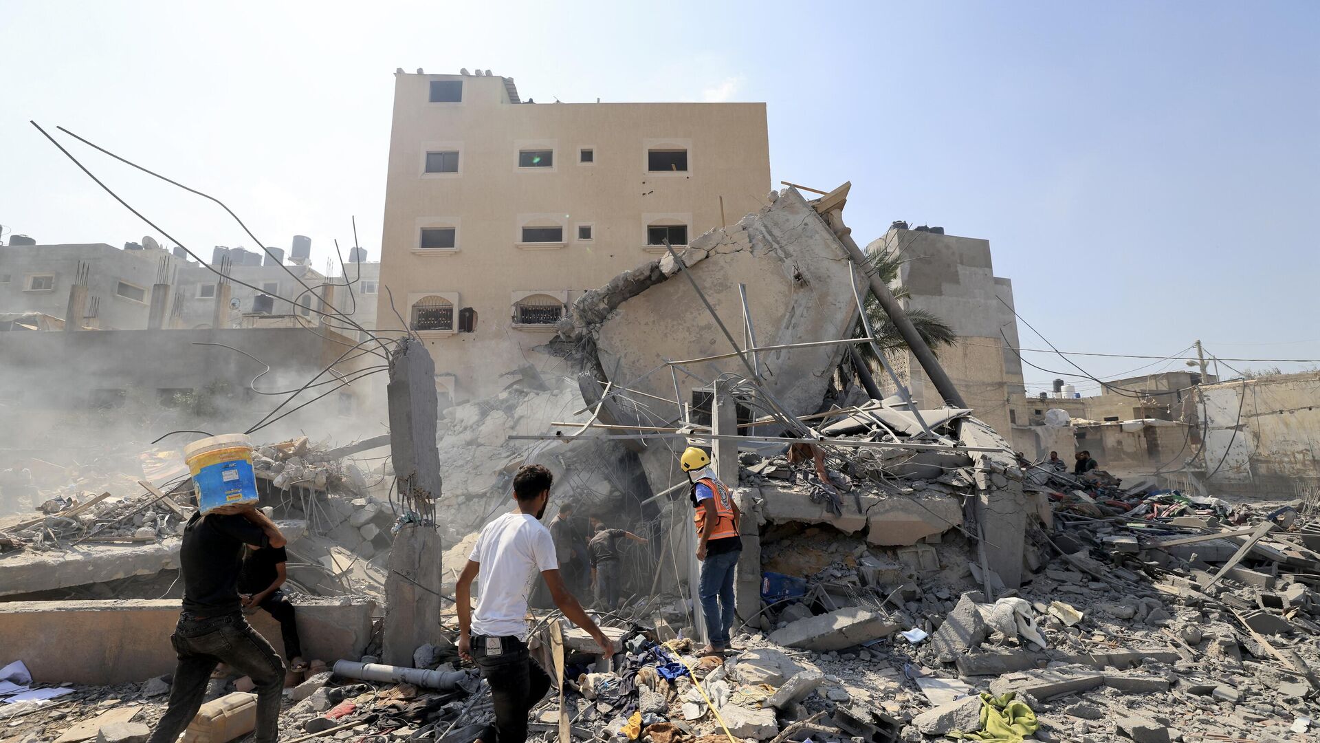 Палестинцы осматривают обломки рухнувшего здания после израильского удара в Хан-Юнисе на юге сектора Газа, 14 октября 2023 года - Sputnik Аҧсны, 1920, 08.11.2023