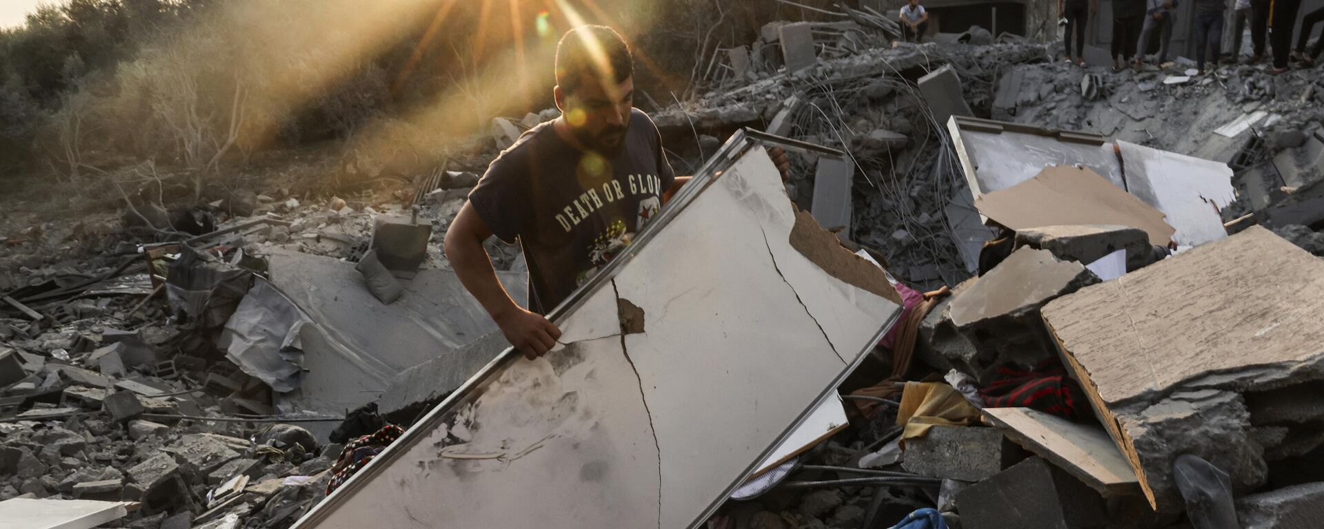 Мужчина осматривает ущерб, нанесенный его дому после израильских ударов по лагерю Рафах на юге сектора Газа - Sputnik Аҧсны, 1920, 22.10.2023