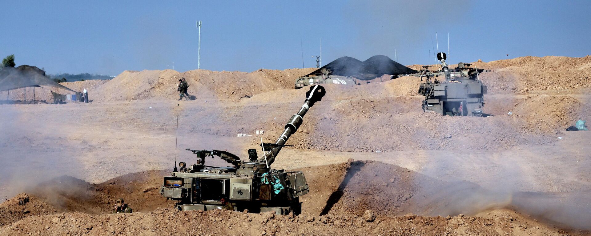 Израильская артиллерия ведет огонь по палестинскому анклаву сектора Газа с поля недалеко от израильского города Сдерот - Sputnik Абхазия, 1920, 01.11.2023