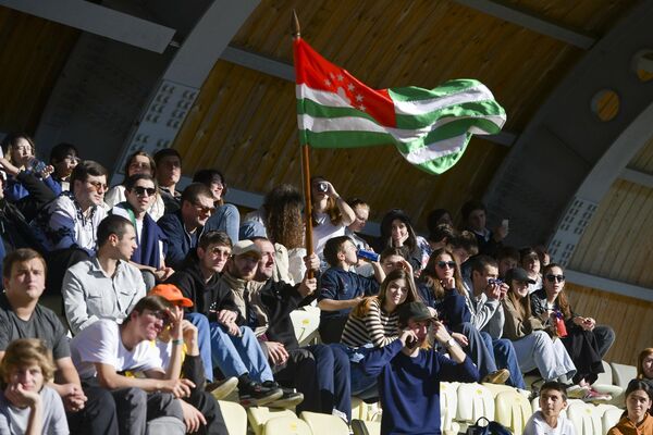 Местные болельщики принесли на стадион национальный флаг. - Sputnik Абхазия