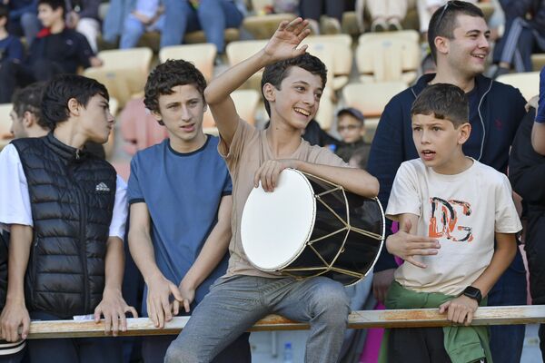 Звуковую поддержку обеспечивали не только &quot;кричалками&quot;, но и с помощью барабана. - Sputnik Абхазия
