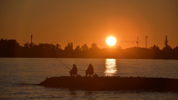 Рыбаки на фоне заката на набережной  - Sputnik Абхазия