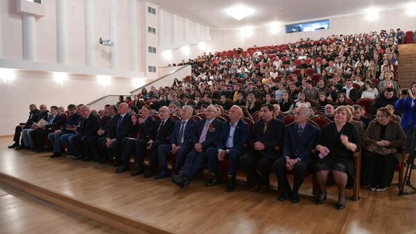 Международный форум к 100-летию со дня рождения Гамзатова открылся в АГУ   - Sputnik Абхазия
