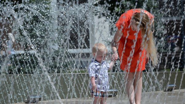 Женщина с ребенком у фонтана в Грозном - Sputnik Абхазия